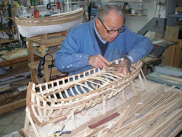 maestro d'ascia di barche in legno
