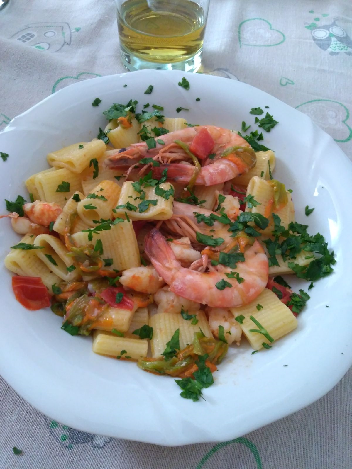 Mezze maniche con mazzancolle e fiori di zucca