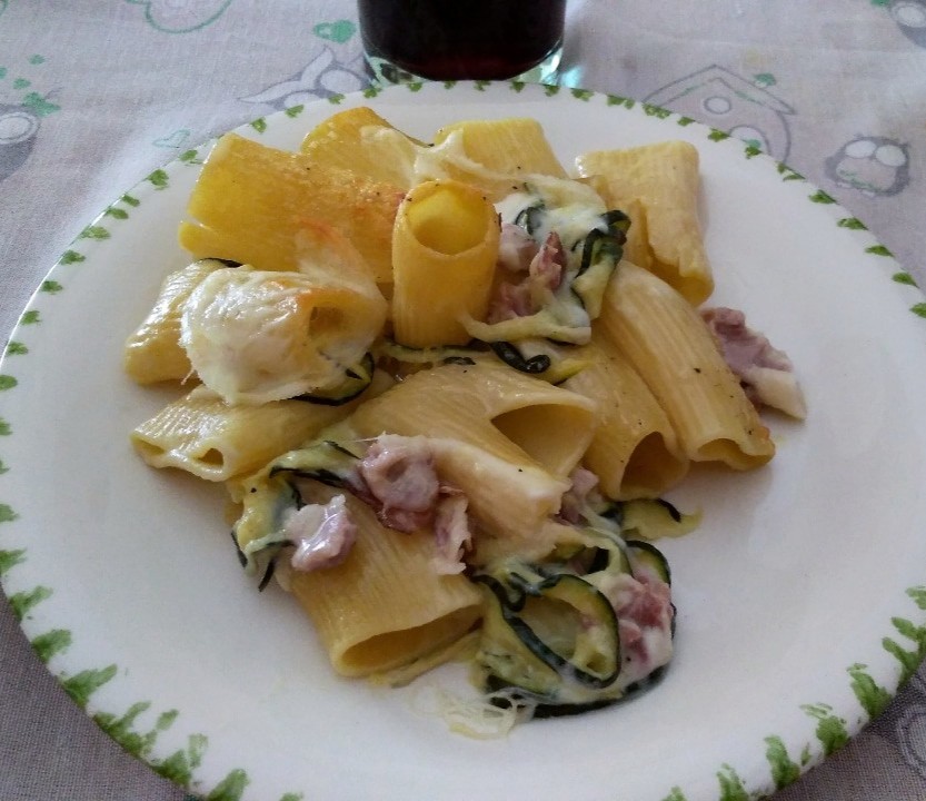 Paccheri al forno con zucchine, speck e besciamella
