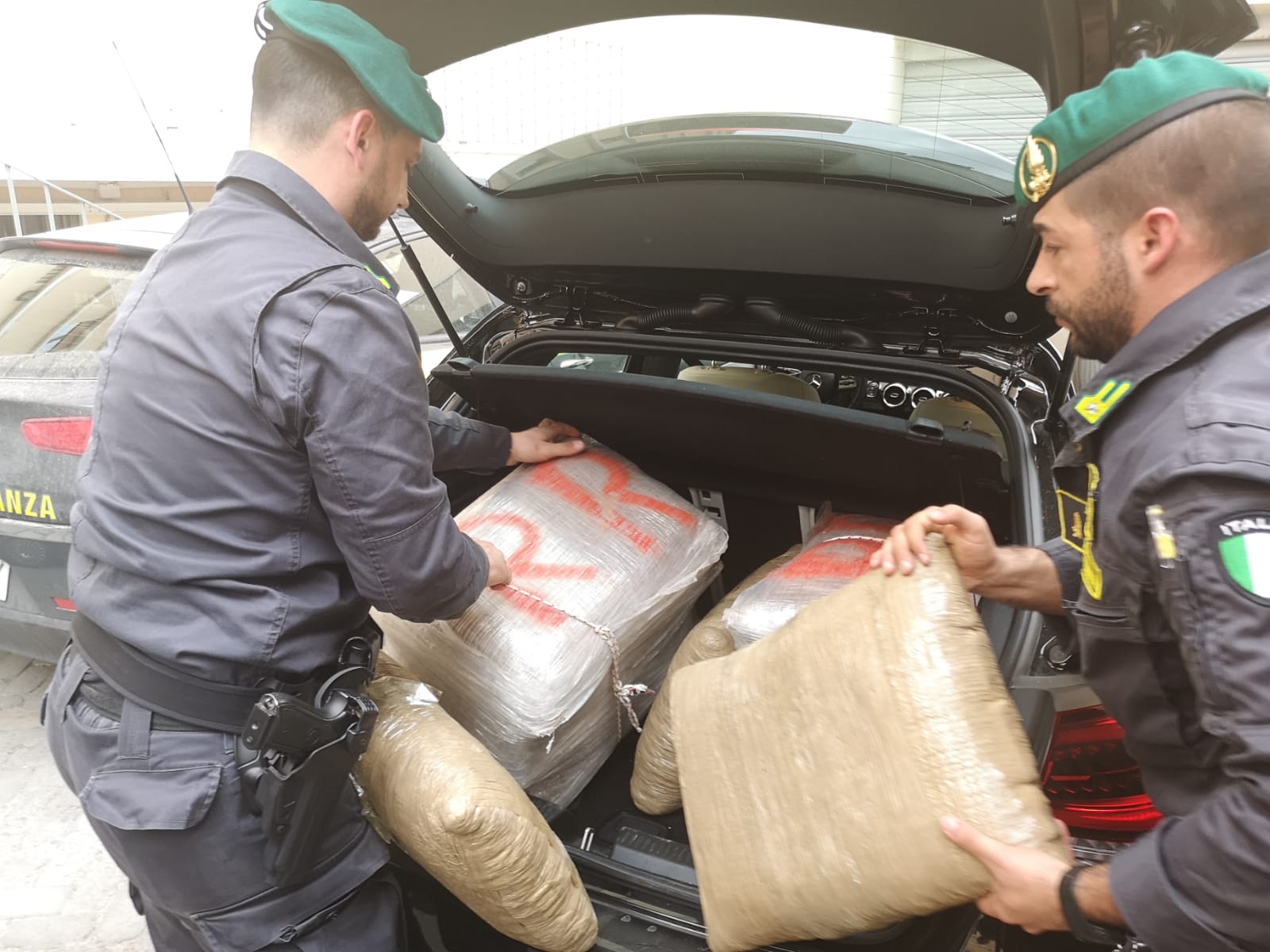 Guardia di finanza: sequestrati. 48 kg di marijuana ed arrestato un  corriere di nazionalità italiana