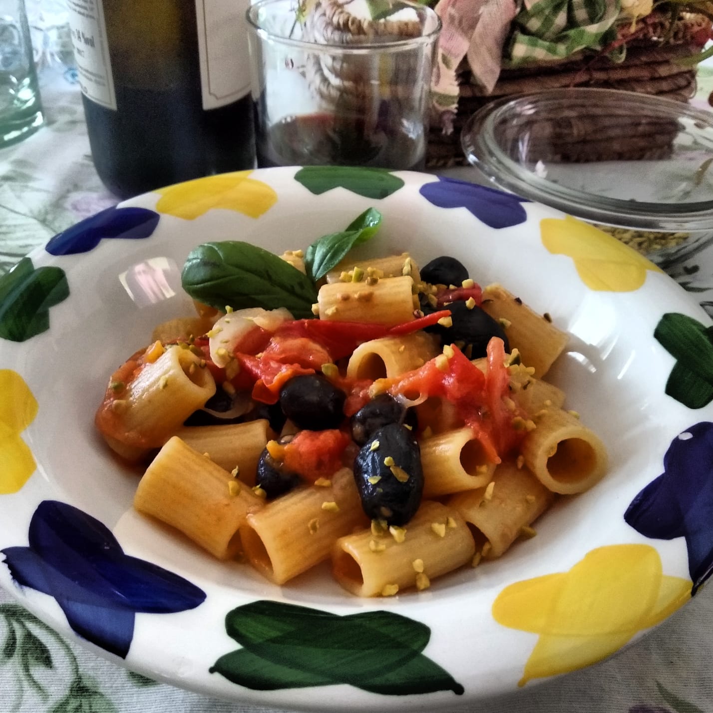 Mezze maniche rigate con pomodorini, olive nere e pecorino romano
