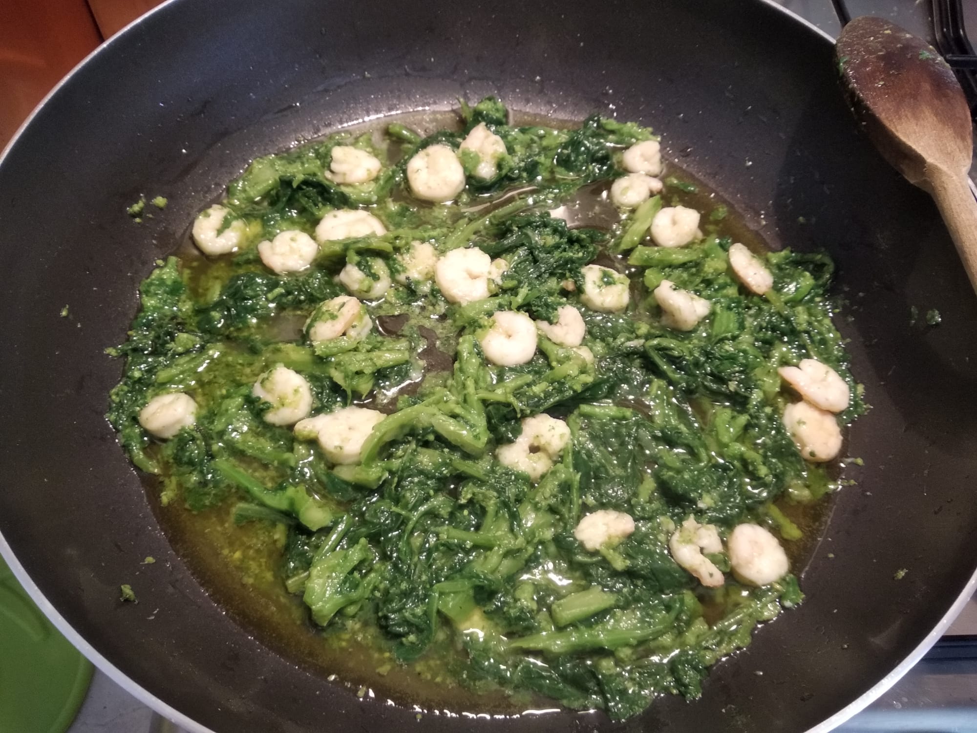 Mezze maniche con cime di rape e gamberetti