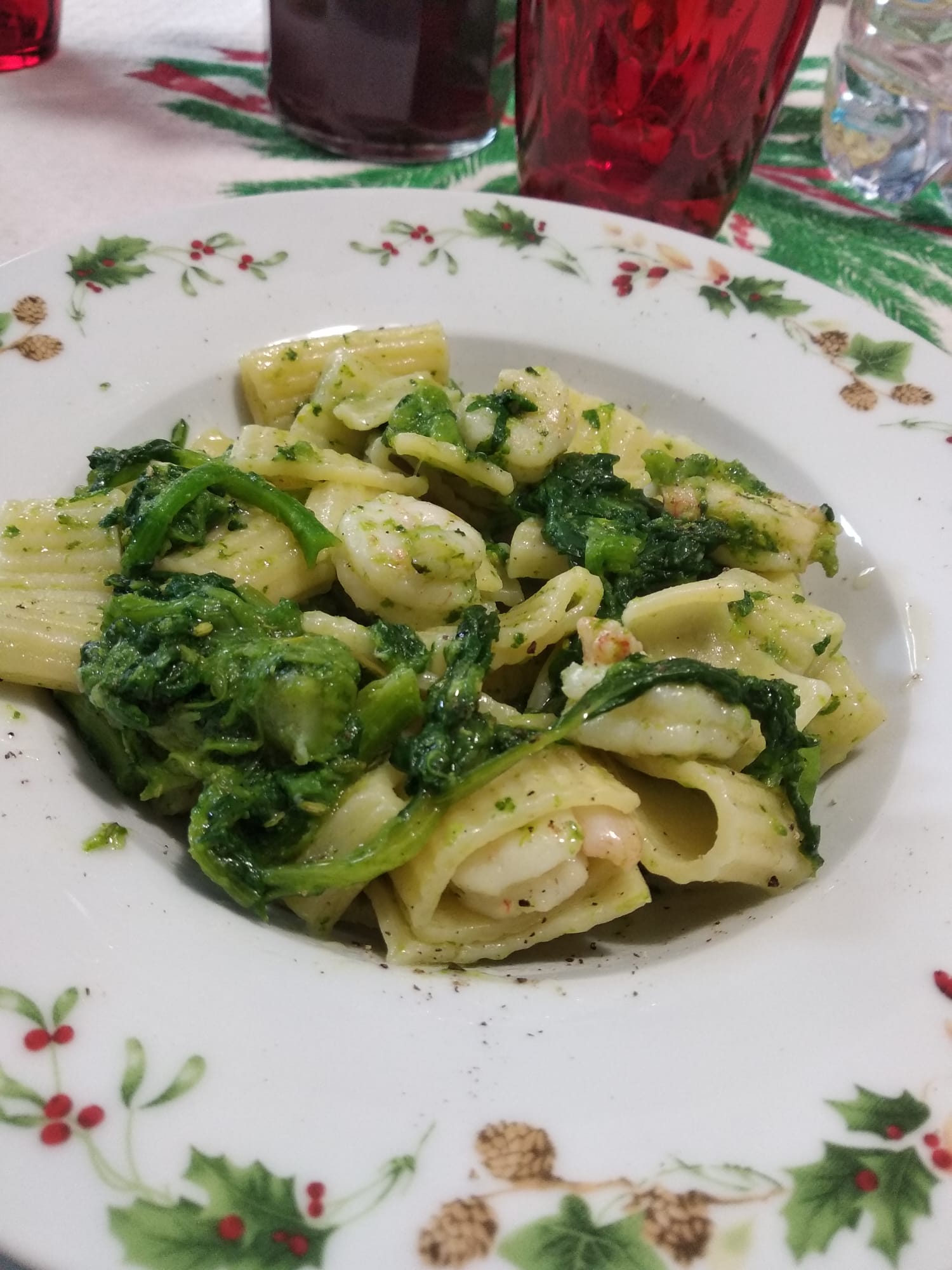 Mezze maniche con cime di rape e gamberetti
