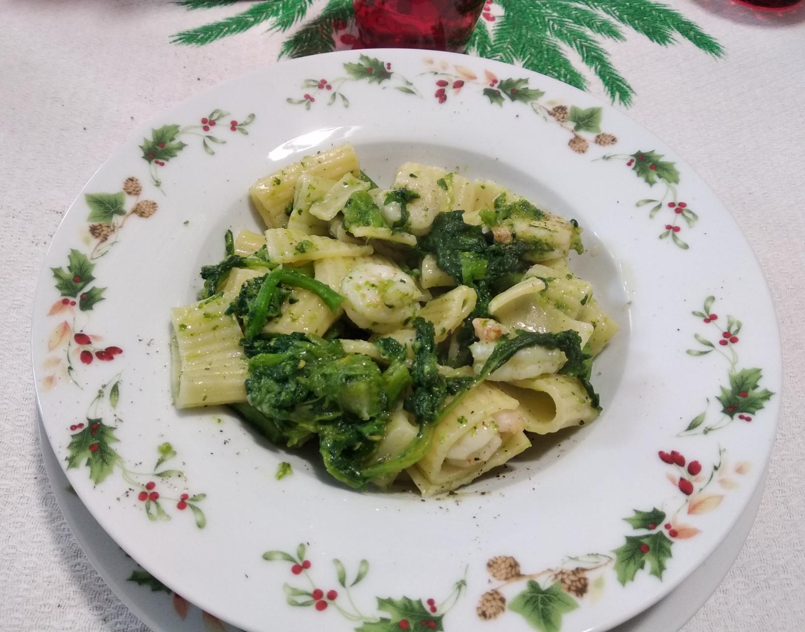 Mezze maniche con cime di rape e gamberetti