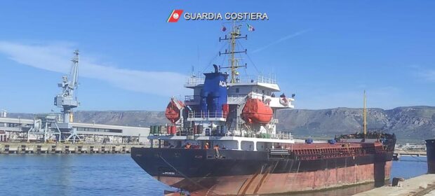 Fermata nel porto industriale di Manfredonia una nave mercantile intenta in operazioni commerciali
