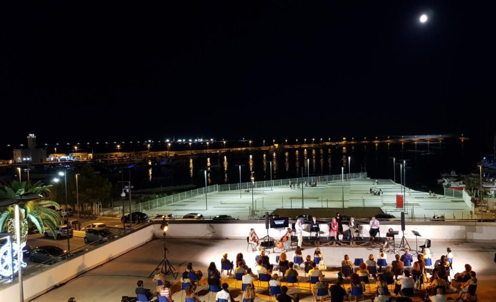 “Mille di queste Notti” segna la rinascenza della Città di Manfredonia: quando la poetica artistica si fa politica