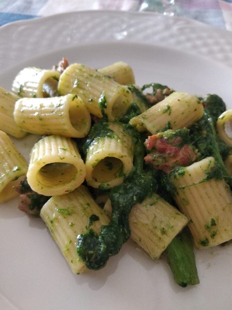 Mezze maniche rigate con cime di rapa e salsiccia