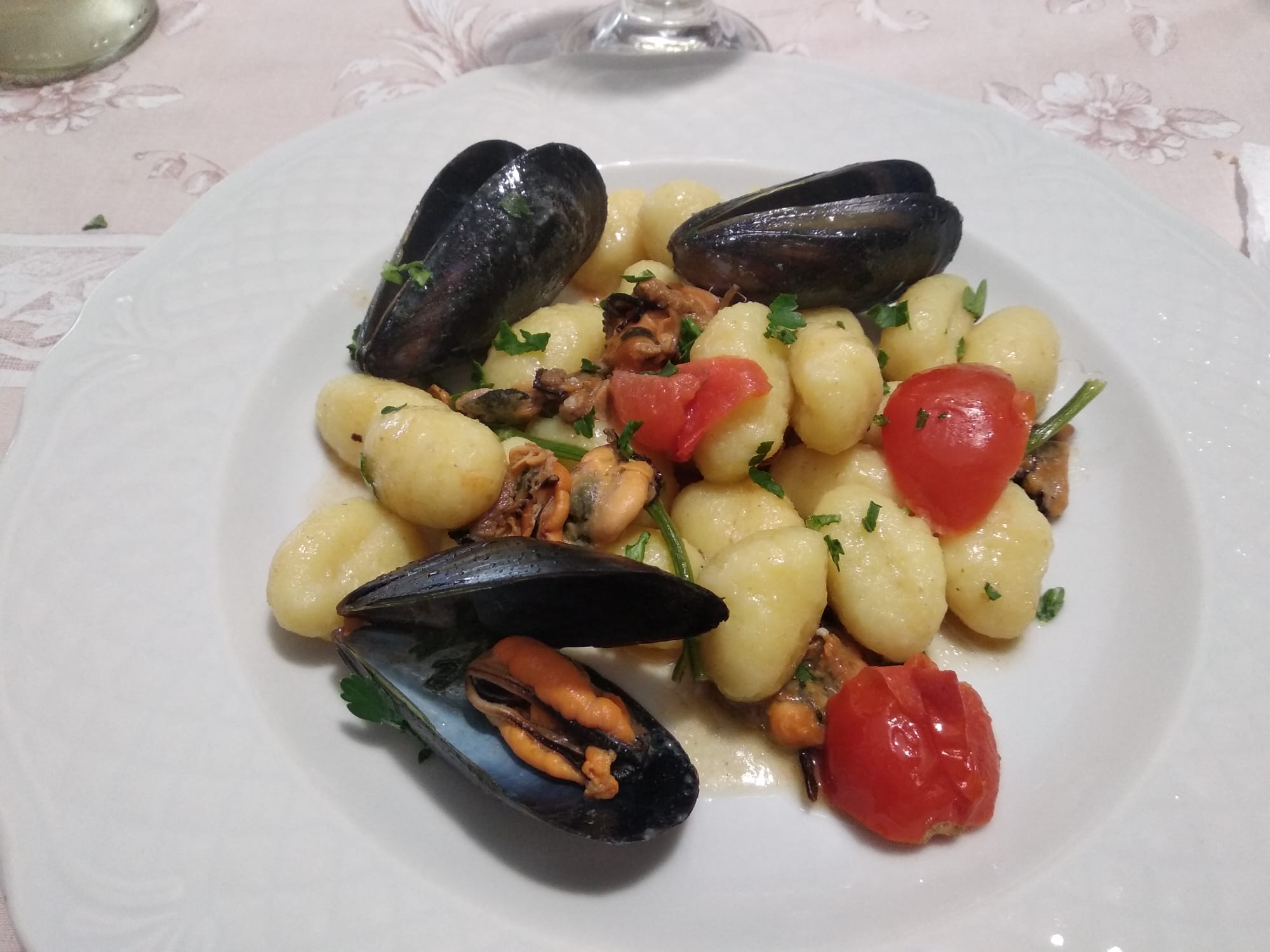 Gnocchi di patate cozze e pomodorini