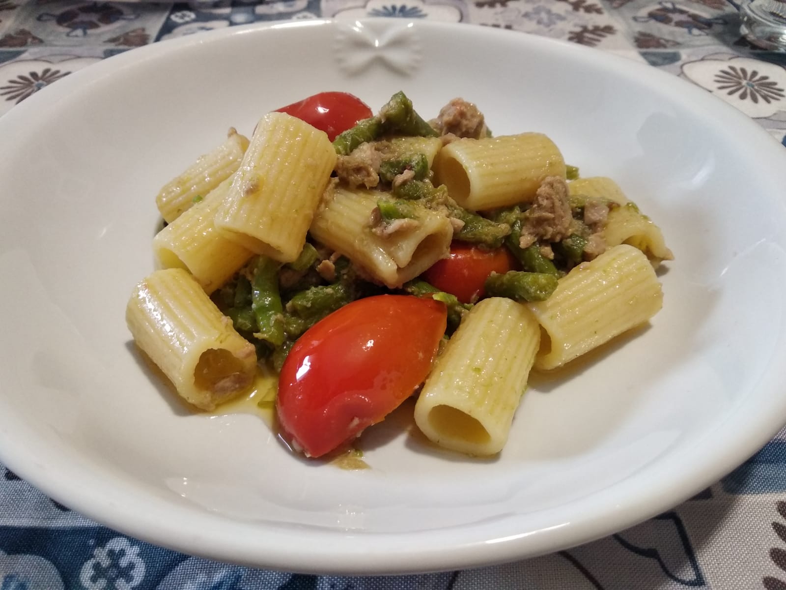 Mezze maniche rigate con asparagi e tonno