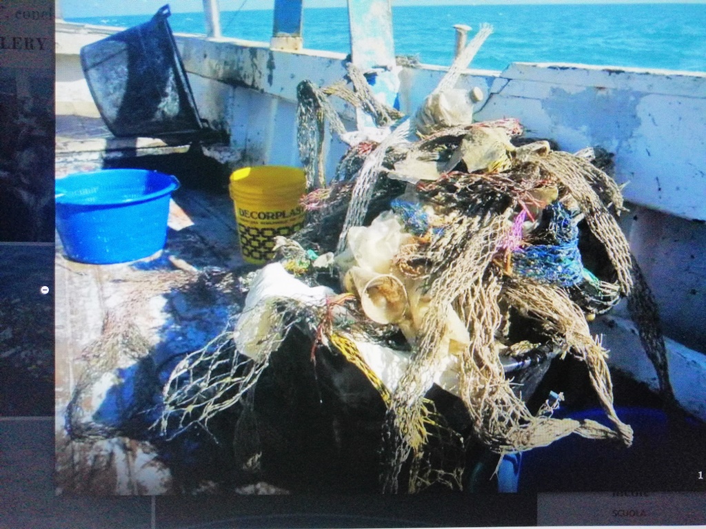 I pescatori ripuliscono il mare