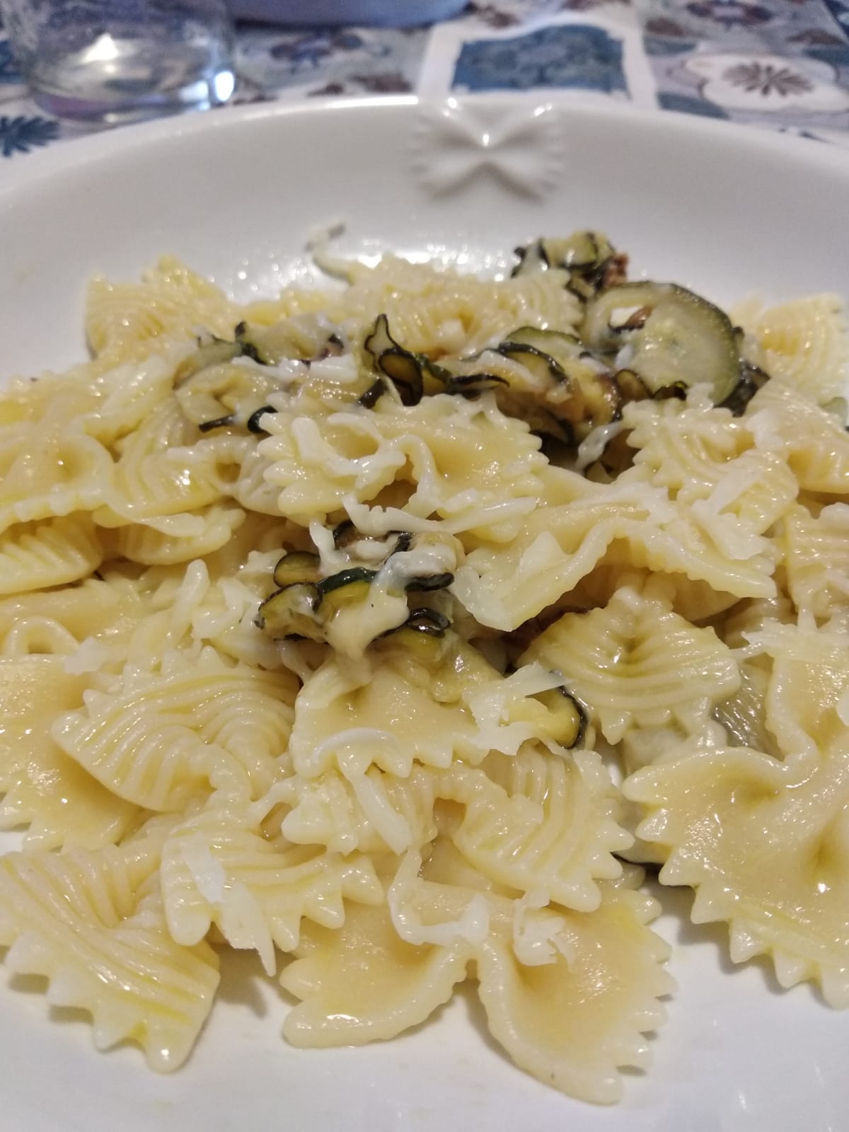Farfalle con zucchine e scaglie di Asiago