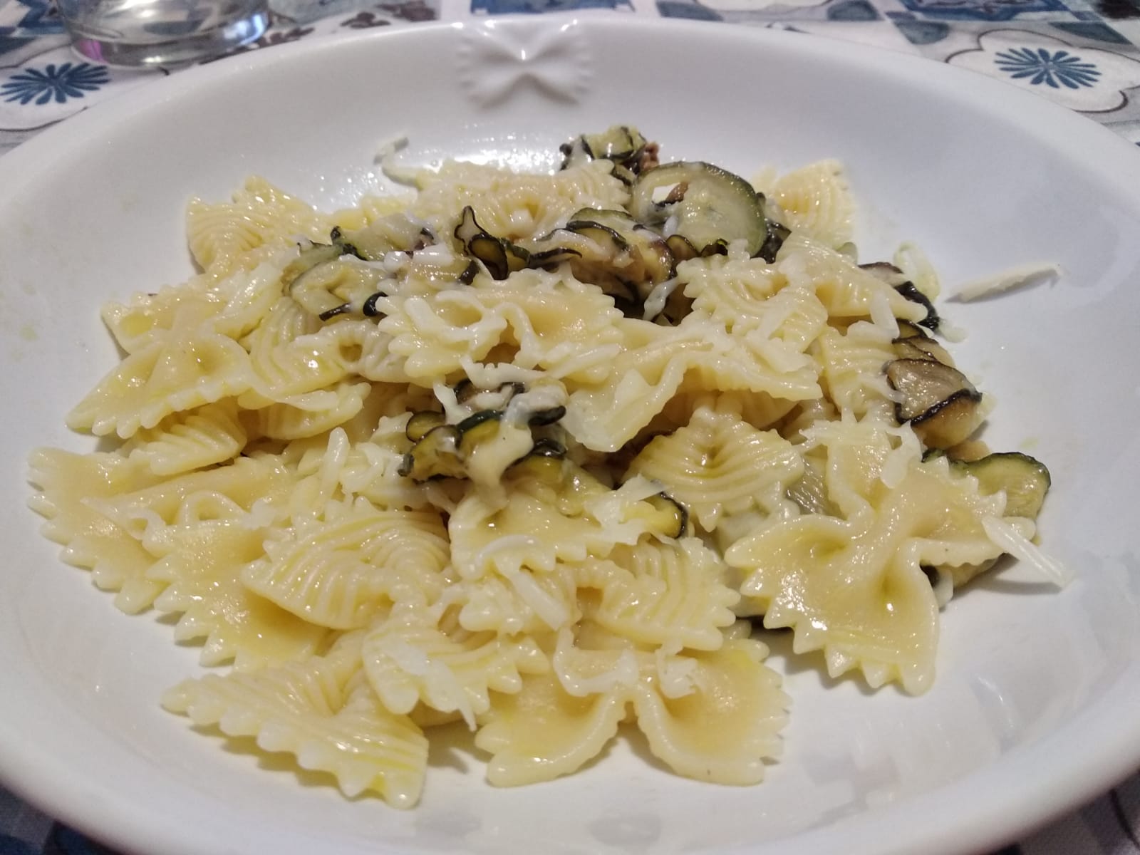 Farfalle con zucchine e scaglie di Asiago