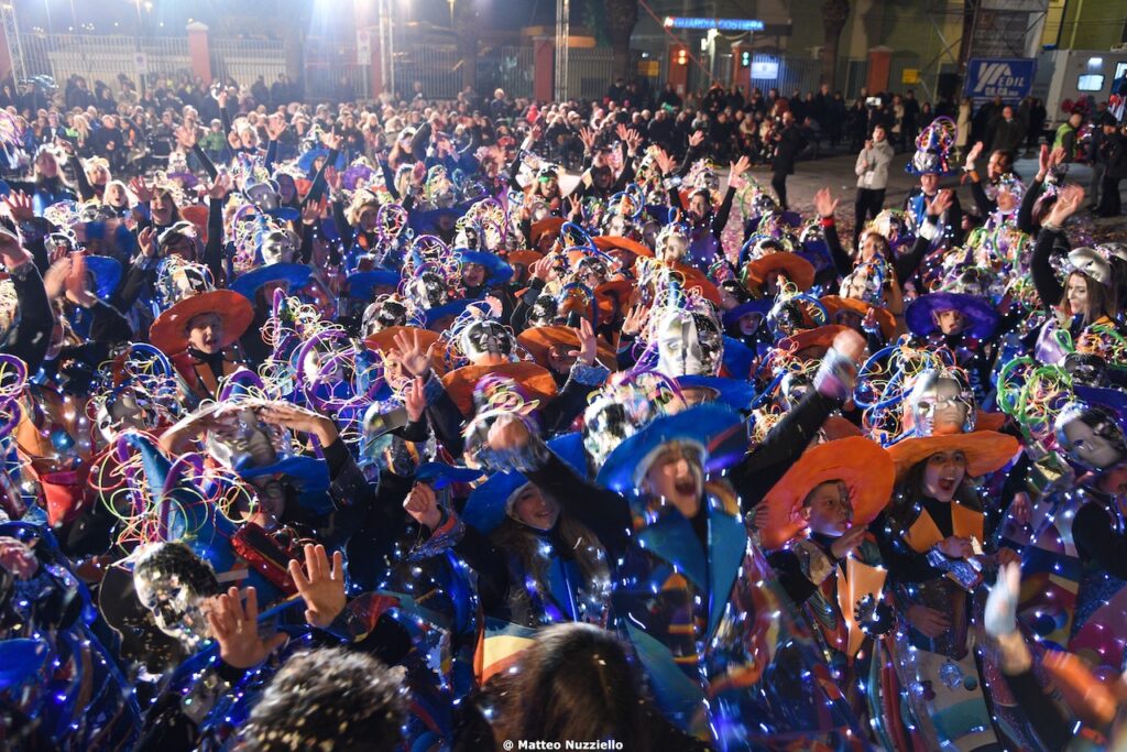 Le magnifiche foto della notte Colorata del 70esimo Carnevale di Manfredonia (Foto&Video)